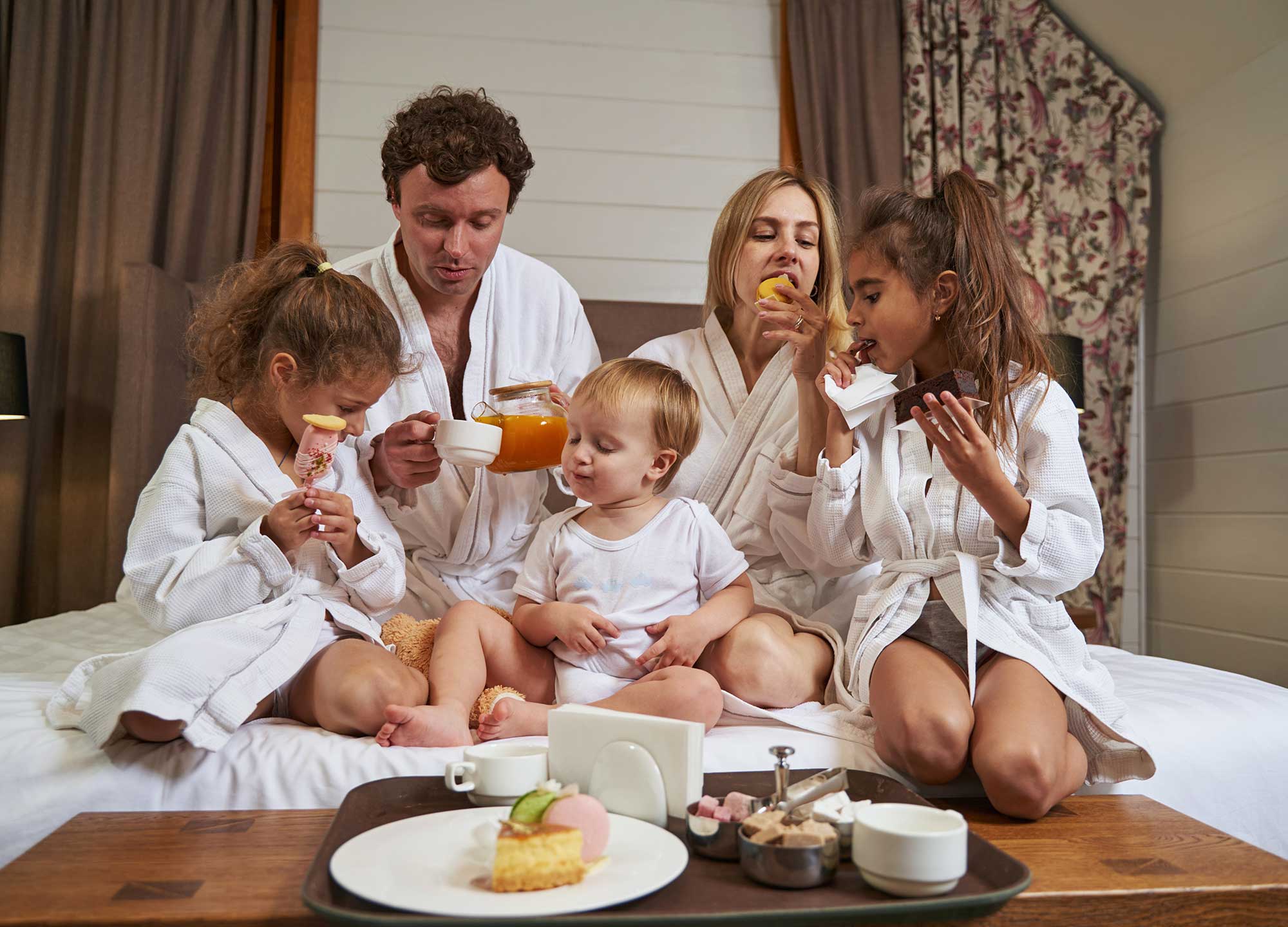 smiling-family-eating-breakfast-in-the-hotel-2022-03-08-23-07-07-utc.jpg